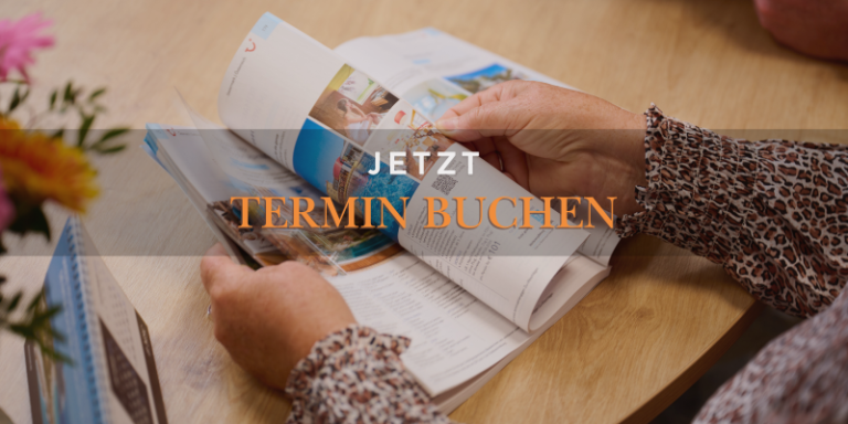 Bl&auml;ttern in einem Reisekatalog